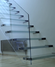 прозрачная стеклянная лестница