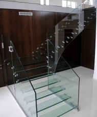 лестница из стекла