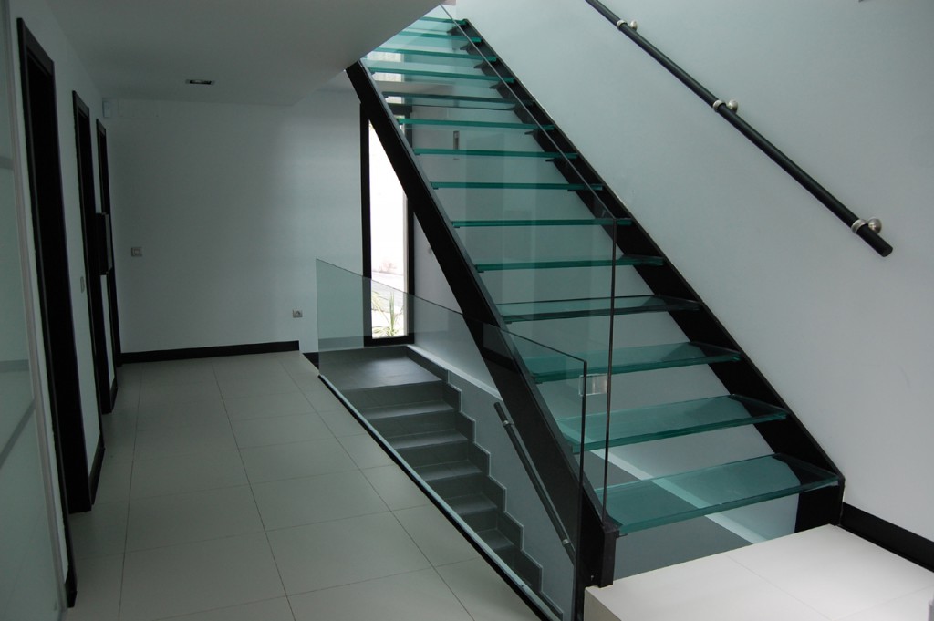 лестница со стеклянными ступенями