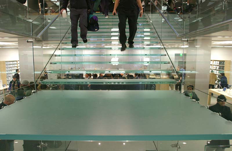 лестница из стекла в магазине "Эппл"
