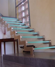 полностью стеклянная лестница