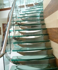 3 полностью стеклянная лестница