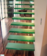 лестница из стекла